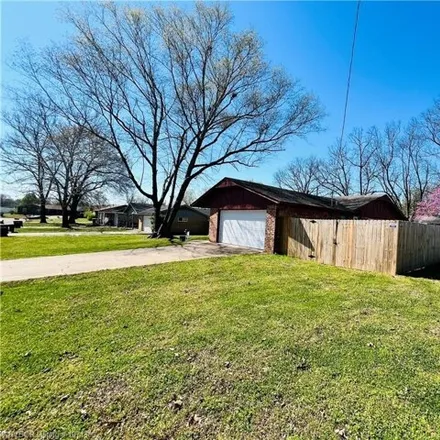 Image 2 - 1016 East Redwood Avenue, Sallisaw, OK 74955, USA - House for sale