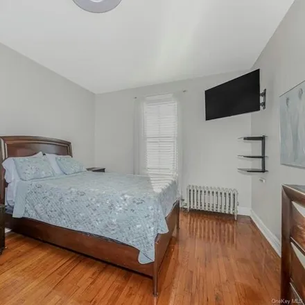 Image 3 - 2081 Cruger Avenue, New York, NY 10462, USA - Apartment for sale