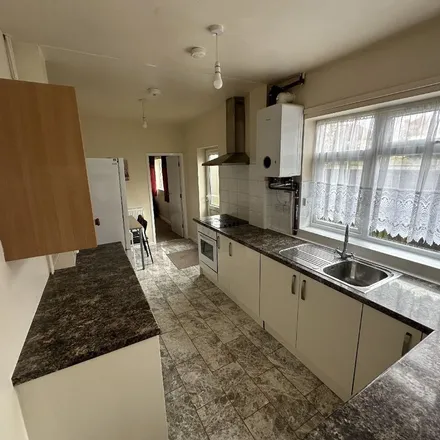 Rent this 5 bed apartment on 56 Broadgate in Beeston, NG9 2FW