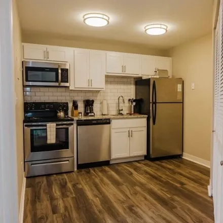 Rent this studio apartment on 613 N East St
