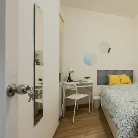 Rent this 5 bed room on Carrer d'Entença in 136, 08001 Barcelona