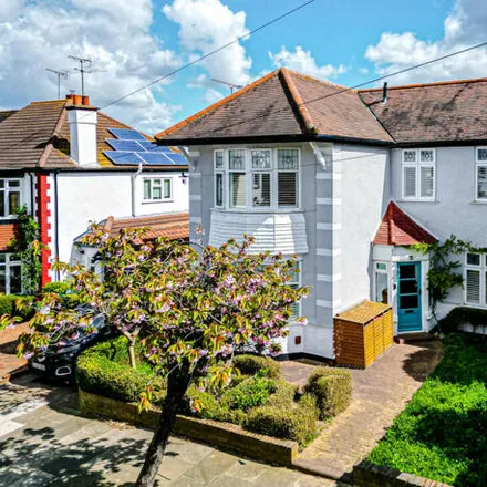 Buy this 4 bed duplex on Woodcote Road in Southend-on-Sea, SS9 3LJ