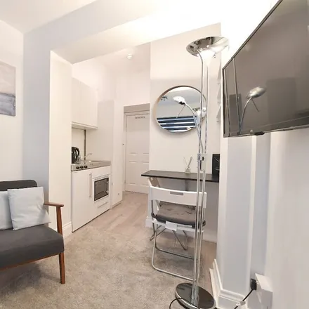 Image 3 - London, W12 8EE, United Kingdom - Apartment for rent