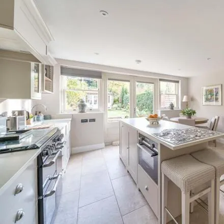 Image 2 - Guildford Lodge Drive, Surrey, Great London, Kt24 - House for sale