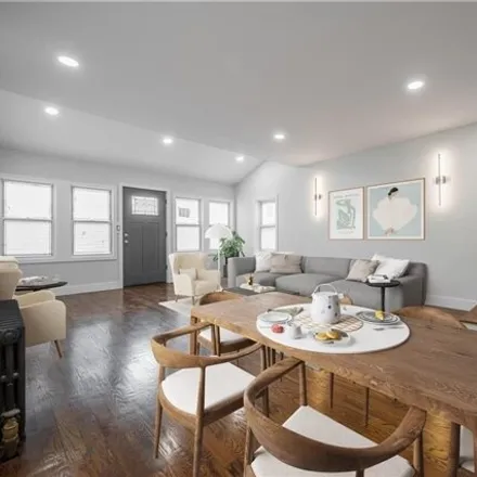 Image 8 - 215-12 106th Avenue, New York, NY 11429, USA - House for sale