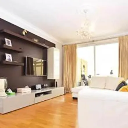 Rent this 4 bed apartment on Roxborough Avenue in London, TW7 5HJ