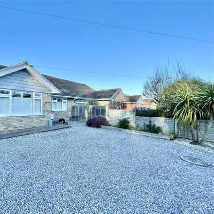 Image 1 - Clive Road, Highcliffe-on-Sea, BH23 4NY, United Kingdom - House for sale