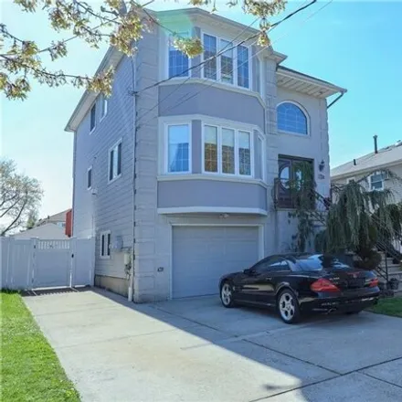 Image 3 - 270 Lamport Boulevard, New York, NY 10305, USA - House for sale