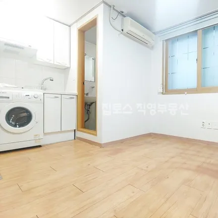 Rent this studio apartment on 서울특별시 관악구 봉천동 886-100