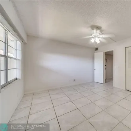 Image 8 - 100 Southwest 132nd Way, Pembroke Pines, FL 33027, USA - Condo for rent