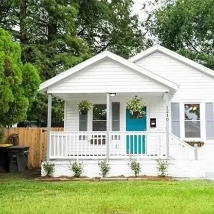 Rent this 3 bed house on 1230 Southeast 36th Street in Savannah, GA 31404