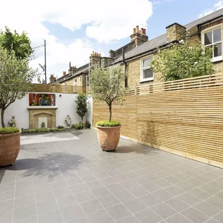 Rent this 5 bed apartment on Bikehangar 1341 in Edithna Street, Stockwell Park