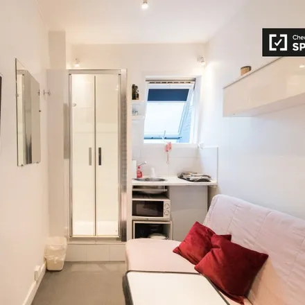 Rent this studio apartment on 8 Villa Boissière in 75116 Paris, France