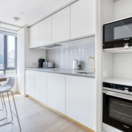 Image 5 - Barbican Laundrette, White Lyon Court, Barbican, London, EC2Y 8EA, United Kingdom - Apartment for rent