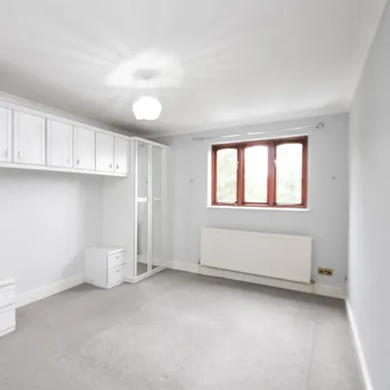 Image 4 - Beech Walk, Hale Lane, The Hale, London, NW7 3PT, United Kingdom - Apartment for rent