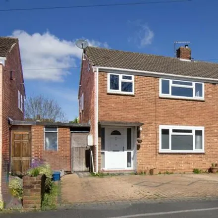 Buy this 3 bed duplex on Kenilworth Drive in Bletchley, MK3 6AJ