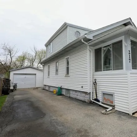 Buy this 3 bed house on 225 West Keith Avenue in Waukegan, IL 60085