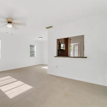 Image 9 - 681 Northeast 1st Place, Hialeah, FL 33010, USA - House for sale