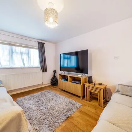 Rent this 3 bed apartment on 2 Bobgreen Court in Reading, RG2 8UE
