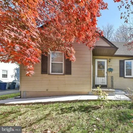 Rent this 3 bed house on 883 Central Avenue in Ardsley, Abington Township