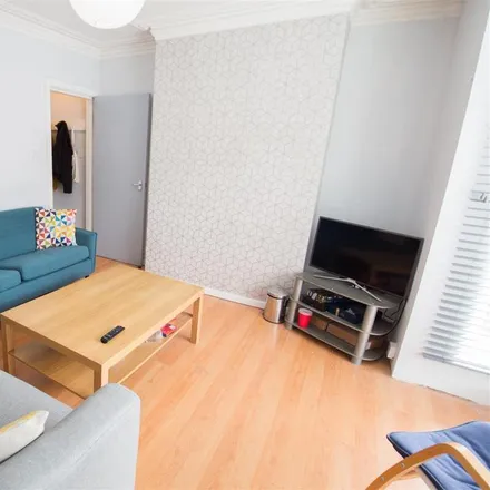 Rent this 4 bed townhouse on Trelawn Avenue in Leeds, LS6 3JN