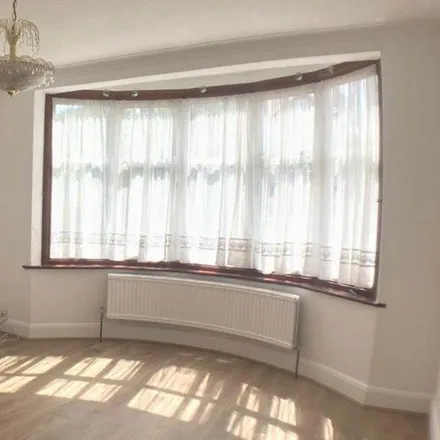Rent this 5 bed duplex on Nether Street in London, N3 1JG