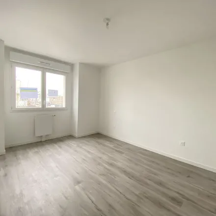 Rent this 3 bed apartment on 31 Rue de Sévigné in 51430 Tinqueux, France