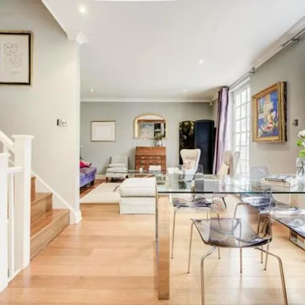 Image 3 - 18 Coleherne Mews, London, SW10 9AN, United Kingdom - Townhouse for rent