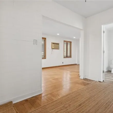 Image 4 - 163-32 95th Street, New York, NY 11414, USA - House for sale