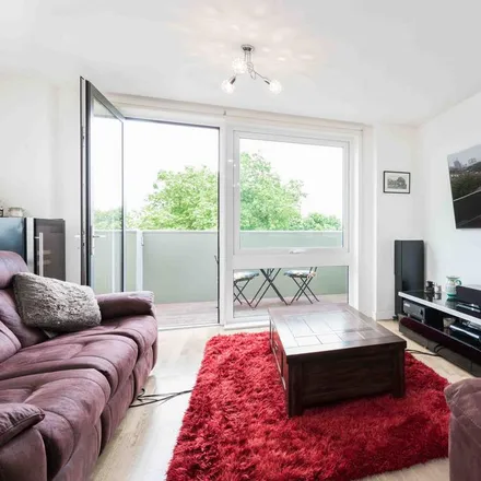 Rent this 3 bed apartment on Duckett Street in London, E1 3FD