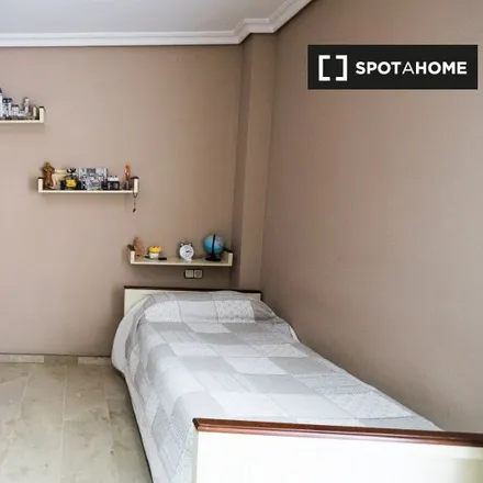 Rent this 4 bed room on Farmacia Beatriz Rodrigo Calvo in Calle Párroco Antonio Gómez Villalobos, 62