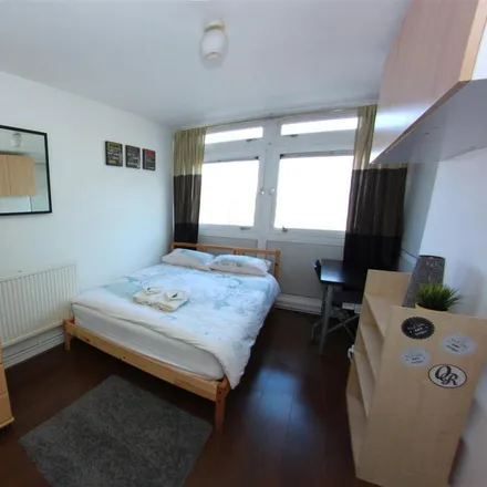 Image 1 - Norton House, Cannon Street Road, St. George in the East, London, E1 2BF, United Kingdom - House for rent