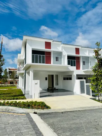 Rent this 4 bed apartment on Persiaran Nusari 2 in Bandar Seri Sendayan, 71950 Seremban
