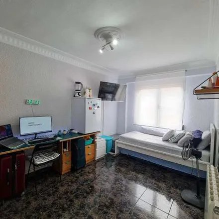 Rent this 4 bed apartment on Calle Berenguer de Bardají in 45, 50017 Zaragoza