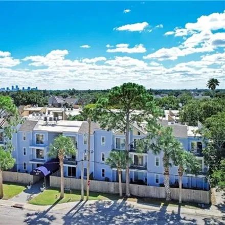 Buy this 2 bed condo on 318 Lake Marina Avenue in New Orleans, LA 70124