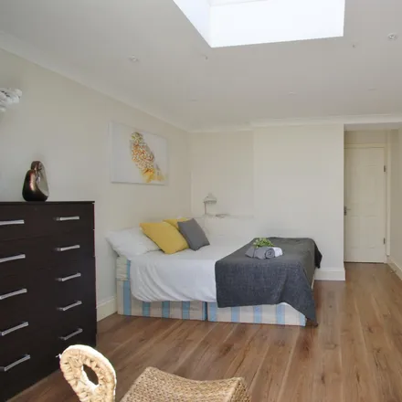 Rent this 5 bed room on 18 Bentworth Road in London, W12 7AA