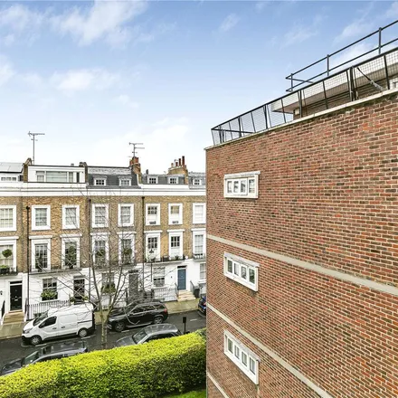 Rent this 3 bed apartment on Wiltshire Close in London, NW7 4RW