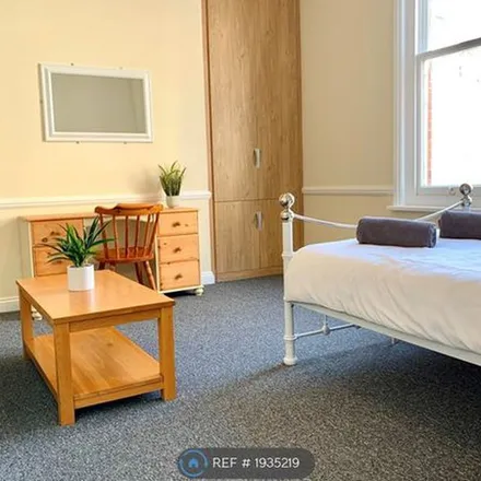 Image 1 - Cavendish School of English, Cavendish Road, Bournemouth, BH1 1RG, United Kingdom - Apartment for rent
