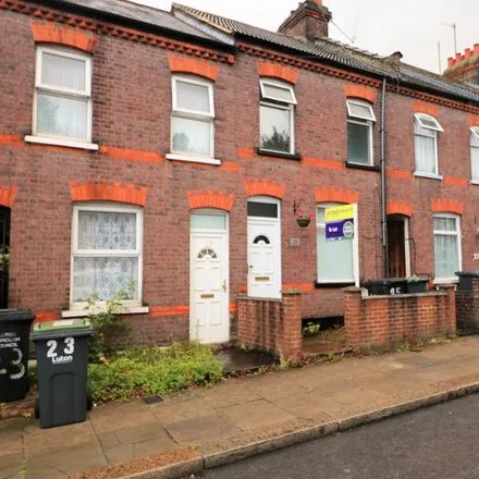 Rent this 3 bed townhouse on St Peters Road in Luton, LU1 1PG