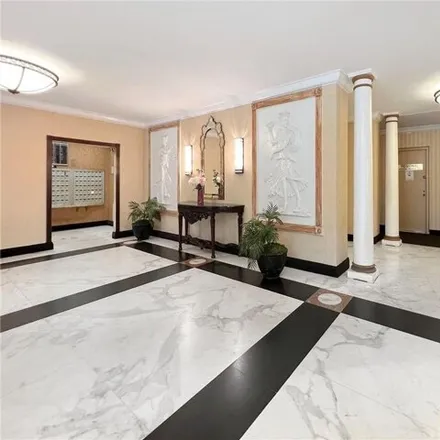 Image 3 - 1100 Clove Road, New York, NY 10301, USA - Apartment for sale