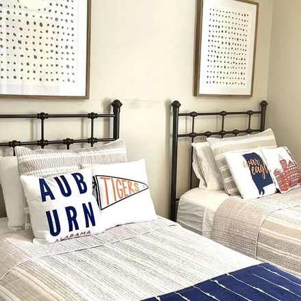 Rent this 4 bed condo on Auburn