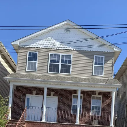 Rent this 3 bed apartment on 139 Oak Street in Port Johnson, Bayonne