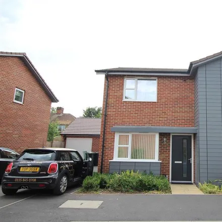 Rent this 6 bed duplex on 27 Summer Crescent in Beeston, NG9 2GX