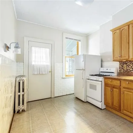 Image 6 - 23-20 33rd Street, New York, NY 11105, USA - House for sale