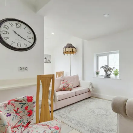 Image 7 - Stonehill Road, Mountdale Gardens, Leigh on Sea, SS9 4AP, United Kingdom - Duplex for sale