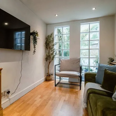 Rent this 1 bed house on SW6
