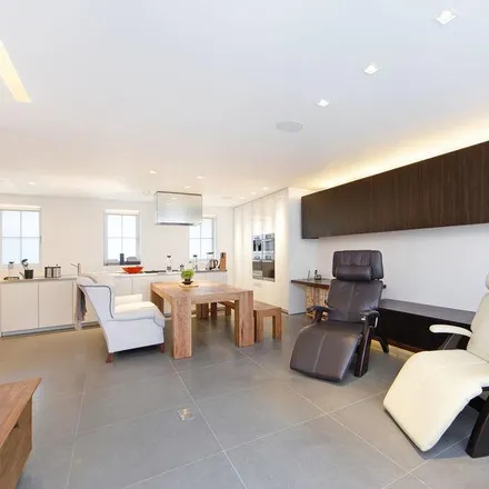 Rent this 3 bed house on 35 Hyde Park Gardens Mews in London, W2 2NX