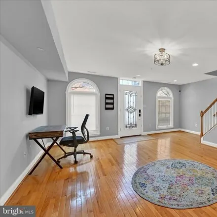Image 4 - 1707 East Lombard Street, Baltimore, MD 21231, USA - House for sale