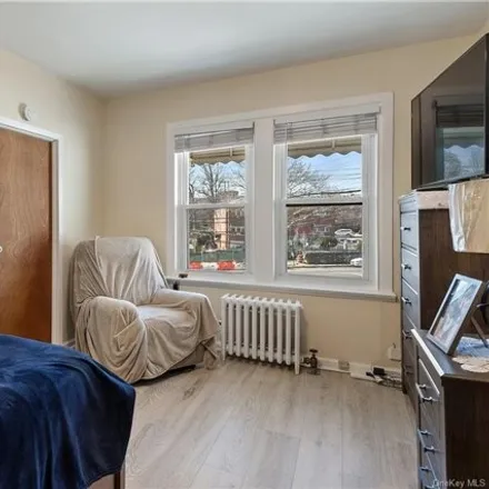 Image 9 - 3378 Ely Avenue, New York, NY 10469, USA - House for sale