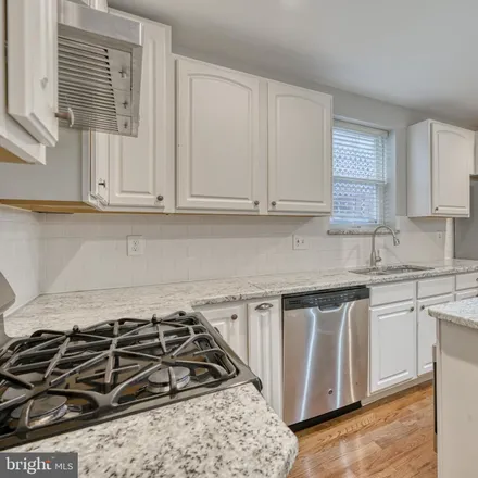 Image 3 - 801 South Belnord Avenue, Baltimore, MD 21224, USA - Townhouse for sale